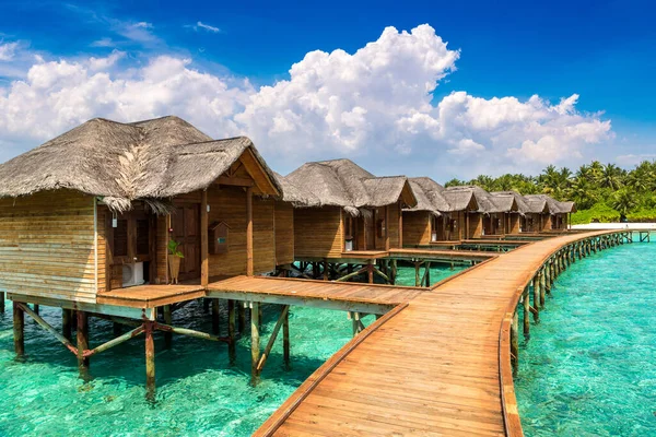 Water Villas Bungalow Ponte Legno Sulla Spiaggia Tropicale Delle Maldive — Foto Stock