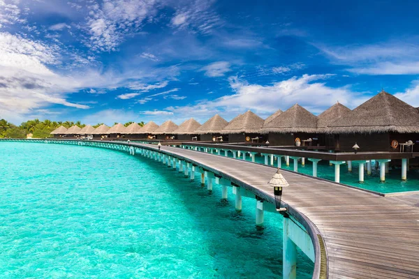 Watervilla Bungalows Houten Brug Bij Tropisch Strand Malediven Zomerdag — Stockfoto