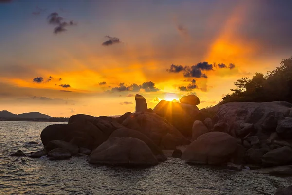 Pôr Sol Hin Hin Avô Vovó Rock Ilha Koh Samui — Fotografia de Stock