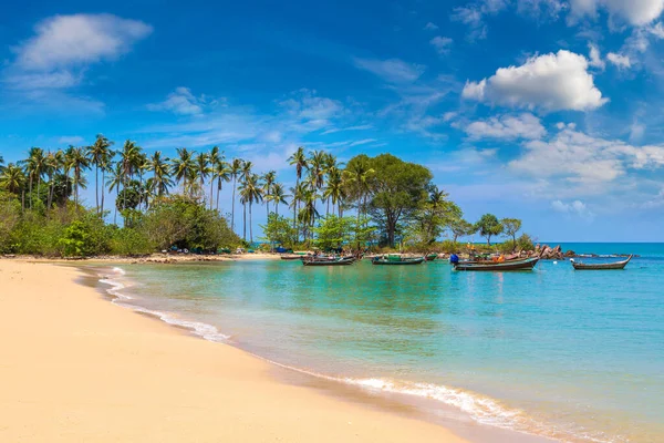 Güneşli bir günde Tayland 'daki Koh Lanta Yai adasında dinlenin.