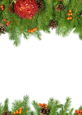 Beyaz arka planda izole edilmiş toplar ve dekorasyonlarla Noel arkaplanı