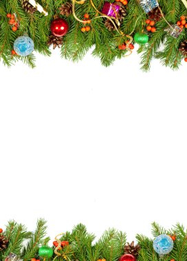 Beyaz arka planda izole edilmiş toplar ve dekorasyonlarla Noel arkaplanı