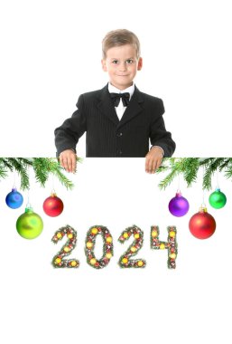 Çocuk bir noel posteri tutuyor ve 2024 numara beyaz arka planda izole edilmiş noel ağacı dalları tarafından yapılmış.