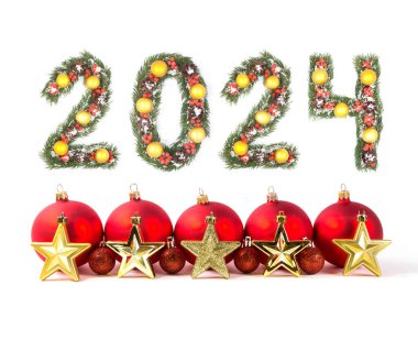 Kırmızı Noel balosu ve beyaz arka planda izole edilmiş Noel ağacı dalları tarafından yapılan 2024 sayısı.