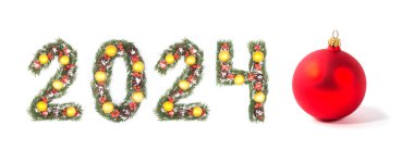 Kırmızı Noel balosu ve beyaz arka planda izole edilmiş Noel ağacı dalları tarafından yapılan 2024 sayısı.