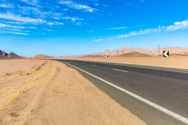 Sahra Çölü 'nde yol güneşli bir günde Mısır' da