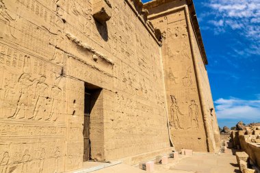 Güneşli bir günde Dendera Tapınağı, Luxor, Mısır