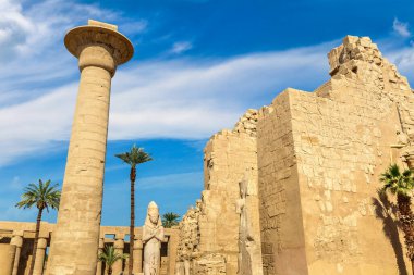 Karnak Tapınağı güneşli bir günde, Luxor, Mısır