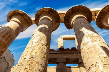 Karnak Tapınağı güneşli bir günde, Luxor, Mısır