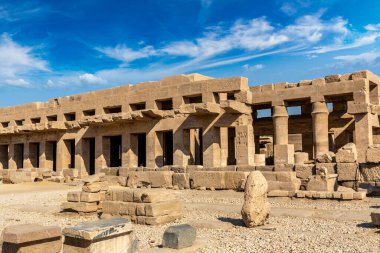 Karnak Tapınağı güneşli bir günde, Luxor, Mısır
