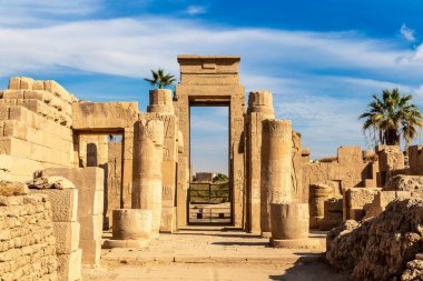 Karnak Tapınağı güneşli bir günde, Luxor, Mısır