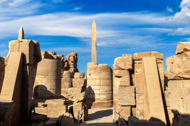 Karnak Tapınağı güneşli bir günde, Luxor, Mısır