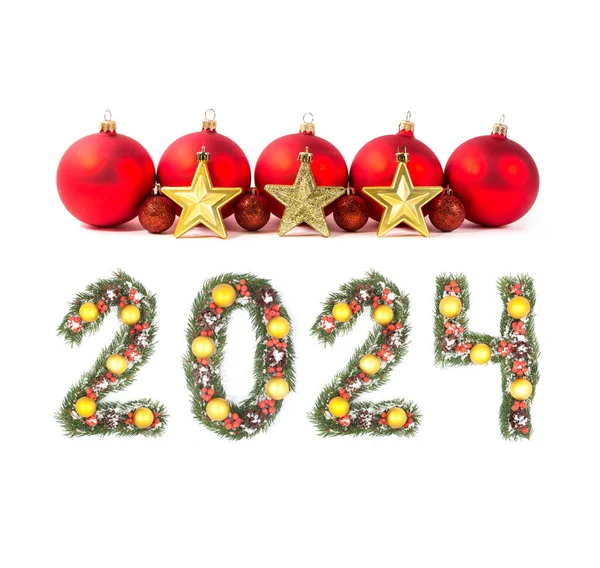 赤いクリスマス ボールおよび白い背景で隔離されるクリスマスの木の枝によってなされる2024番号 — ストック写真