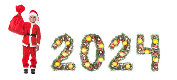 Мальчик Санта-Клаус держит мешок с Рождеством и 2024 номер, сделанный рождественские ветви елки изолированы на белом фоне