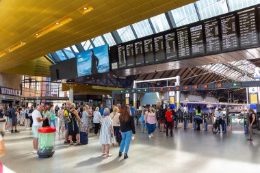 GLASGOW, İngiltere - 14 Haziran 2022: Glasgow Queen Street tren istasyonunda bir elektronik duyuru panosu, İskoçya, İngiltere