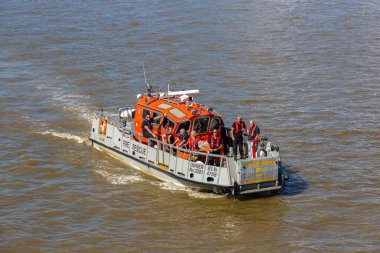 LONDON, İngiltere - 17 Haziran 2022: Güneşli bir yaz gününde Londra, İngiltere 'de Thames Nehri' ndeki itfaiye botu