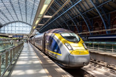 LONDON, İngiltere - 17 Haziran 2022: Modern Eurostar yüksek hızlı treni Paris Gare du Nord ve Londra St. Pancras tren istasyonunu Londra, İngiltere 'ye bağlar.