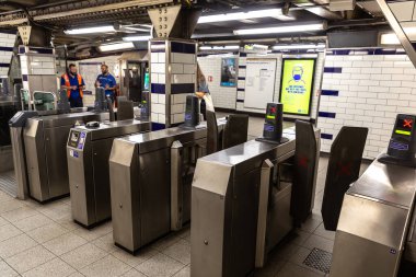 BİRLİK KINGDOM - 26 Haziran 2022 Bilet Bariyeri - Londra, İngiltere 'deki Baker Street metro istasyonunun turnike kapıları