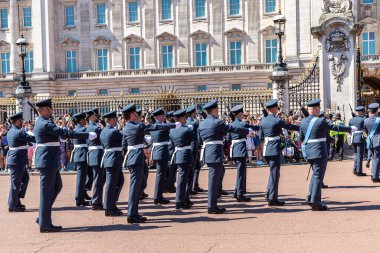 LONDON, İngiltere - 17 Haziran 2022: Güneşli bir yaz gününde Londra 'daki Buckingham Sarayı önünde muhafız seremonisinin değiştirilmesi