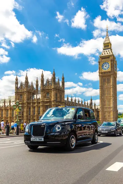 2022年6月26日 英国伦敦威斯敏斯特桥上的伦敦 大本钟 威斯敏斯特宫和伦敦出租车 Black Cab 的标志 — 图库照片