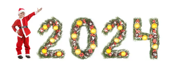 白い背景に隔離されたクリスマスツリーの枝で作られたサンタクロースと2024の番号を着た少年 — ストック写真