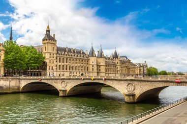 Pont au Change köprüsü Seine nehri ve Conciergerie sarayı üzerinde ve Paris 'te bir yaz günü, Fransa