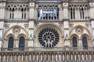 Notre Dame de Paris, Fransa 'da bir yaz gününde Paris' in en ünlü sembollerinden biridir.