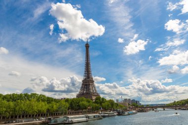 Fransa 'nın güneşli bir yaz gününde Paris' te Eyfel Kulesi ve Seine Nehri