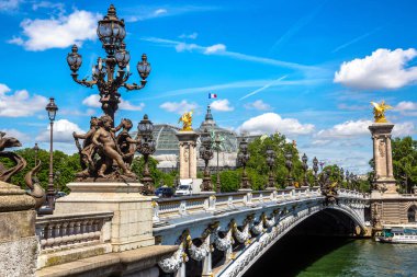 Köprü Pont Alexandre III Paris 'te bir yaz günü, Fransa
