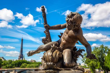 Köprü Köprüsü 'nde bronz heykel. Alexandre III ve Paris' te Eyfel Kulesi.