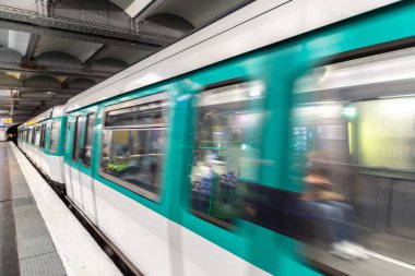 Paris Metro, Fransa 'da bir yaz gününde Paris' teki en büyük yeraltı sistemidir.