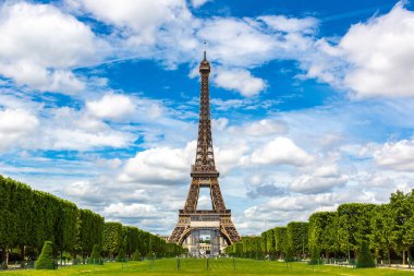 Paris 'teki Eyfel Kulesi güneşli bir yaz gününde, Fransa