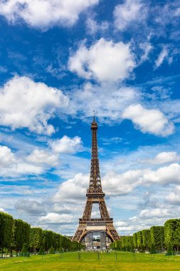 Paris 'teki Eyfel Kulesi güneşli bir yaz gününde, Fransa