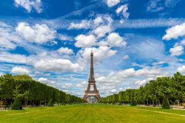 Paris 'teki Eyfel Kulesi güneşli bir yaz gününde, Fransa