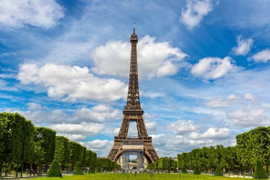 Paris 'teki Eyfel Kulesi güneşli bir yaz gününde, Fransa