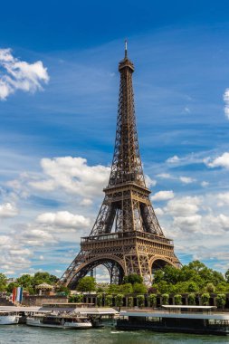 Fransa 'nın güneşli bir yaz gününde Paris' te Eyfel Kulesi ve Seine Nehri