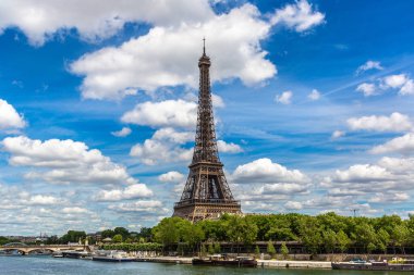 Fransa 'nın güneşli bir yaz gününde Paris' te Eyfel Kulesi ve Seine Nehri