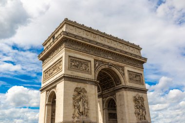 Paris Zafer Takı (Zafer Takı) Fransa 'nın başkenti Paris' te bir yaz günü