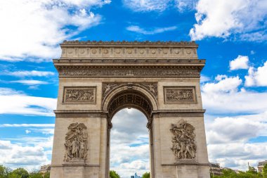 Paris Zafer Takı (Zafer Takı) Fransa 'nın başkenti Paris' te bir yaz günü