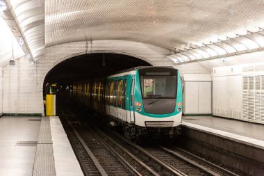 Paris Metro, Fransa 'da bir yaz gününde Paris' teki en büyük yeraltı sistemidir.