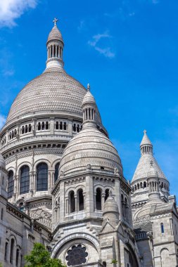 Fransa 'nın başkenti Paris' te Montmartre Hill 'de (Sacre Coeur Bazilikası) bulunan Kutsal Kalp Bazilikası.