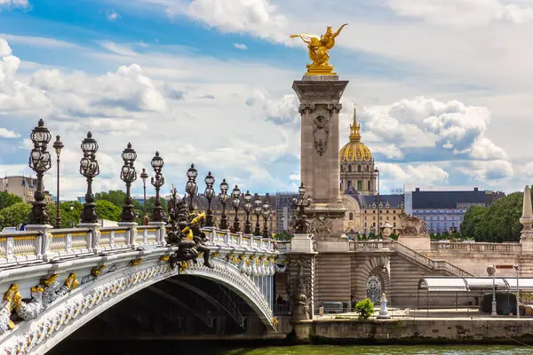 Köprü Pont Alexandre III Paris 'te bir yaz günü, Fransa