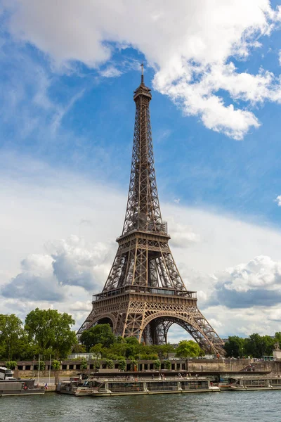 晴れた夏の日 フランス パリのエッフェル塔とセーヌ川 — ストック写真