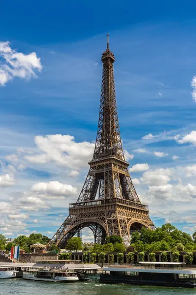 晴れた夏の日 フランス パリのエッフェル塔とセーヌ川 — ストック写真