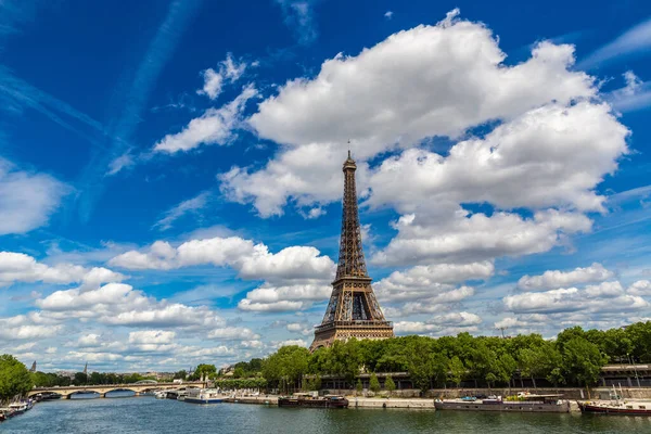 夏日阳光灿烂的巴黎埃菲尔铁塔和塞纳河 — 图库照片