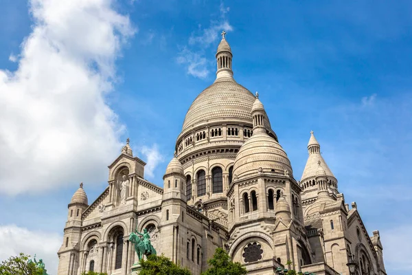 Fransa 'nın başkenti Paris' te Montmartre Hill 'de (Sacre Coeur Bazilikası) bulunan Kutsal Kalp Bazilikası.