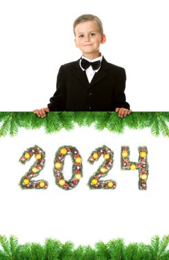 Çocuk bir noel posteri tutuyor ve 2024 numara beyaz arka planda izole edilmiş noel ağacı dalları tarafından yapılmış.