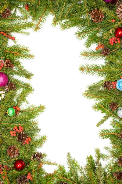 白い背景に隔離されたボールや装飾とクリスマスの背景 — ストック写真