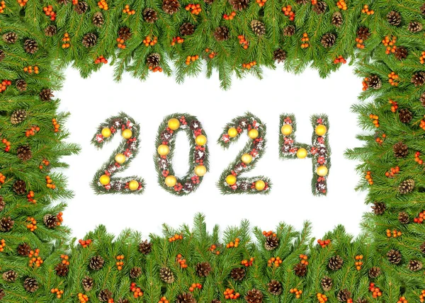 クリスマスツリーフレームワークと白い背景に隔離されたクリスマスツリーの枝で作られた2024番号 — ストック写真