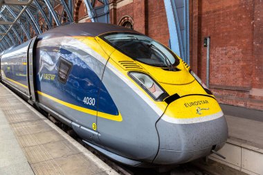 LONDON, İngiltere - 17 Haziran 2022: Modern Eurostar yüksek hızlı treni Paris Gare du Nord ve Londra St. Pancras tren istasyonunu Londra, İngiltere 'ye bağlar.